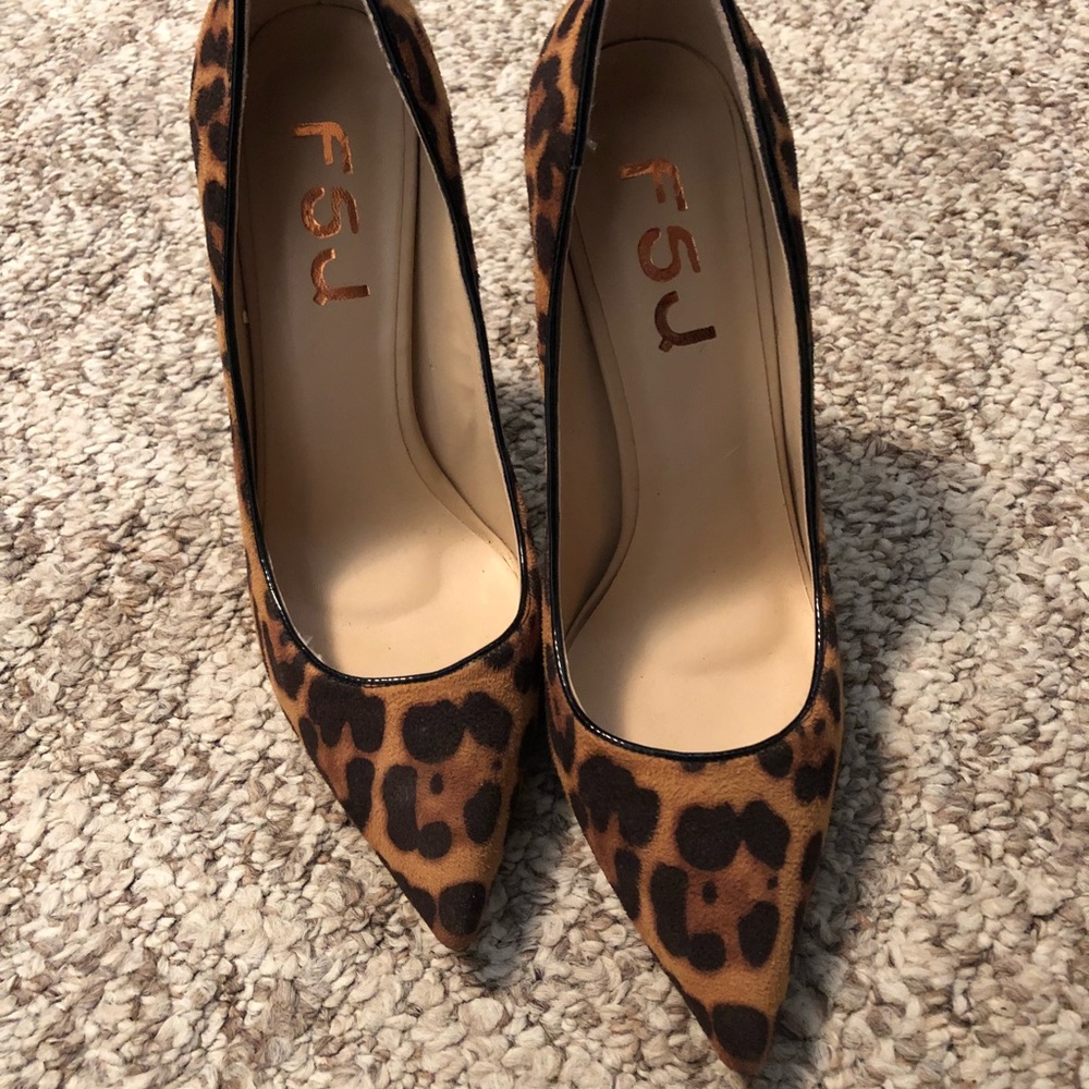 Adorable leopard print heels!